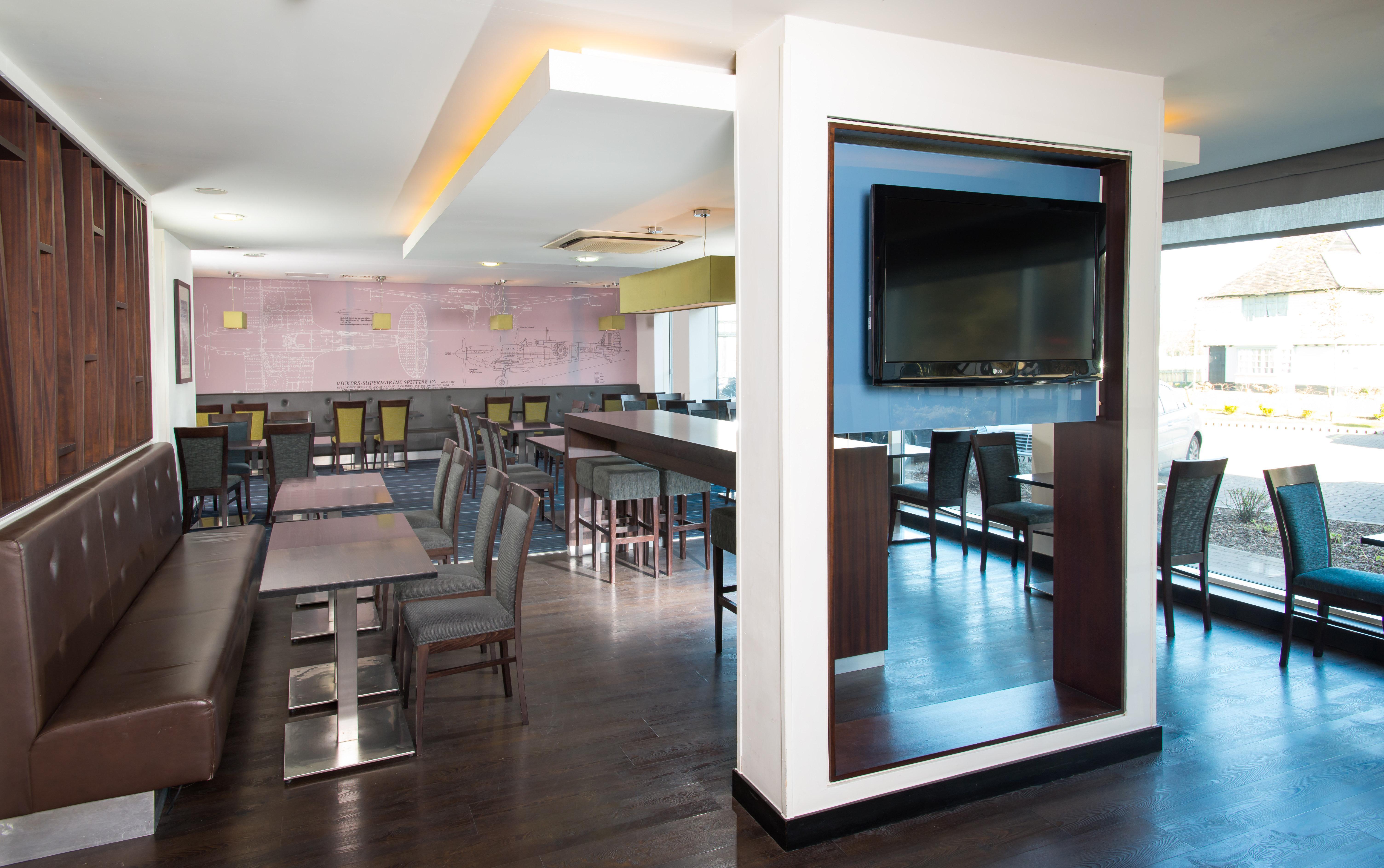 Holiday Inn Express Cambridge Duxford M11 Jct 10 By Ihg Exterior foto